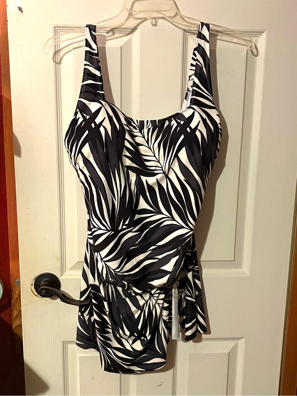 Black & White Leaf-Print bathing suit